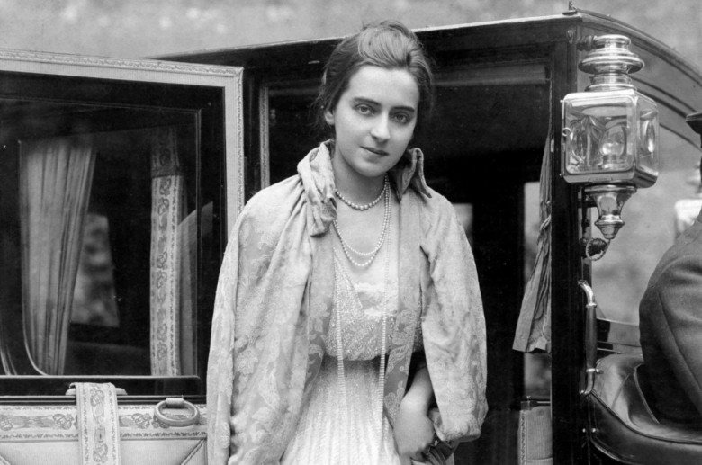 Hành trình tiến thân khó tin của người phụ nữ: Từ gái đứng đường thành công chúa, thoát tội sát nhân nhờ thư tình nhạy cảm - 1