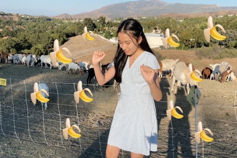 Cô nàng yêu thích những chiếc đầm nhẹ nhàng và tinh khôi, hoặc váy áo có hoạ tiết chuối.