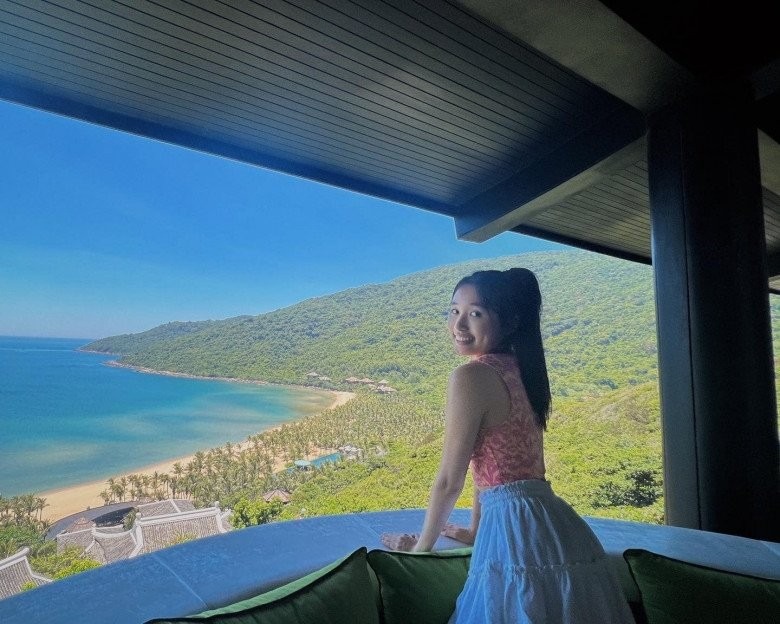 Những tông màu trang phục nhẹ nhàng như hồng, cam, trắng, pastel được Jenny Huỳnh yêu thích và ứng dụng rất nhiều.