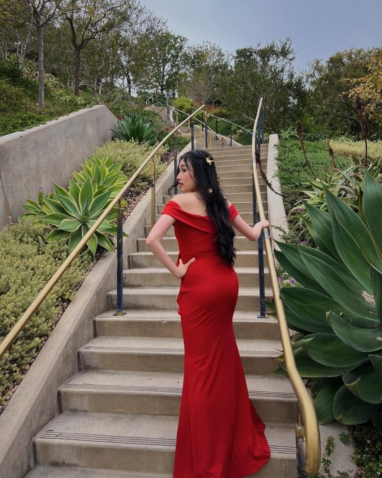 Trong buổi tiệc chia tay trường cấp 3, Jenny Huỳnh gây choáng khi diện đầm hở vai, xẻ tà cao bất tận.