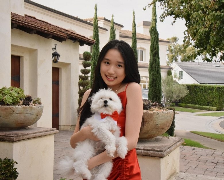 Jenny Huỳnh yêu thích những chiếc đầm đỏ nồng nàn và có phần quyến rũ.