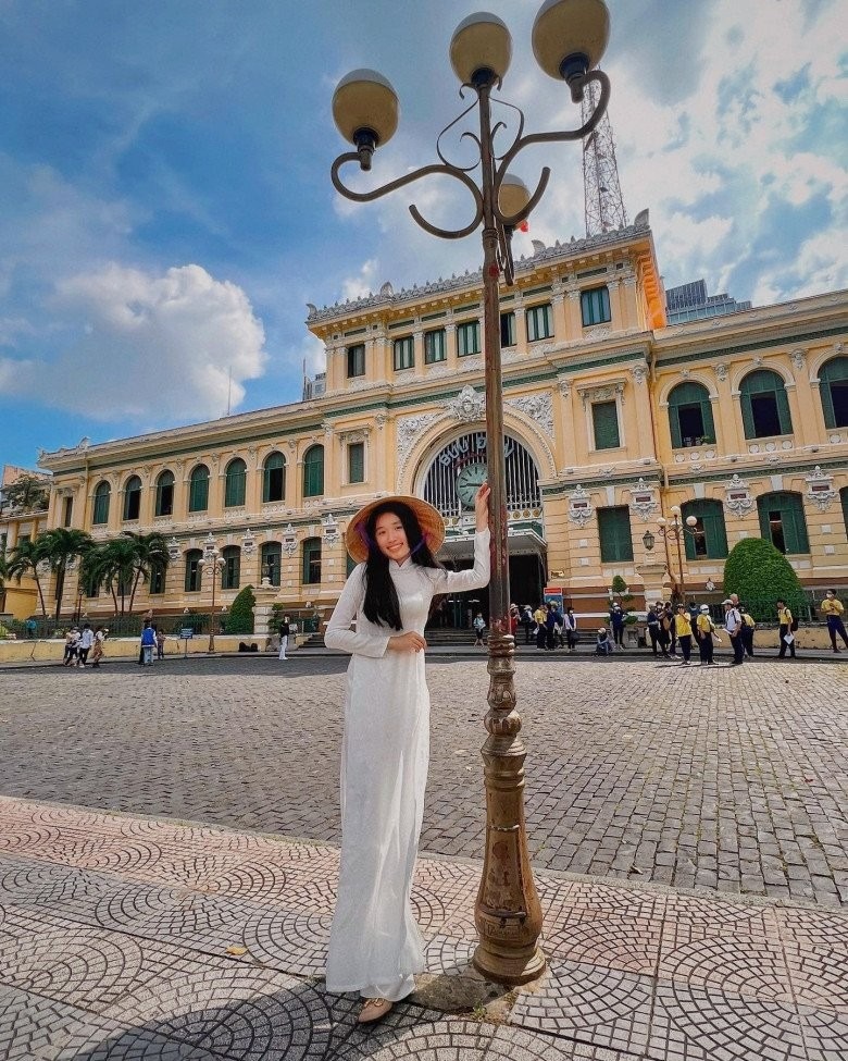 Jenny Huỳnh phối khéo léo cùng nón lá để hoàn thiện tổng thể.