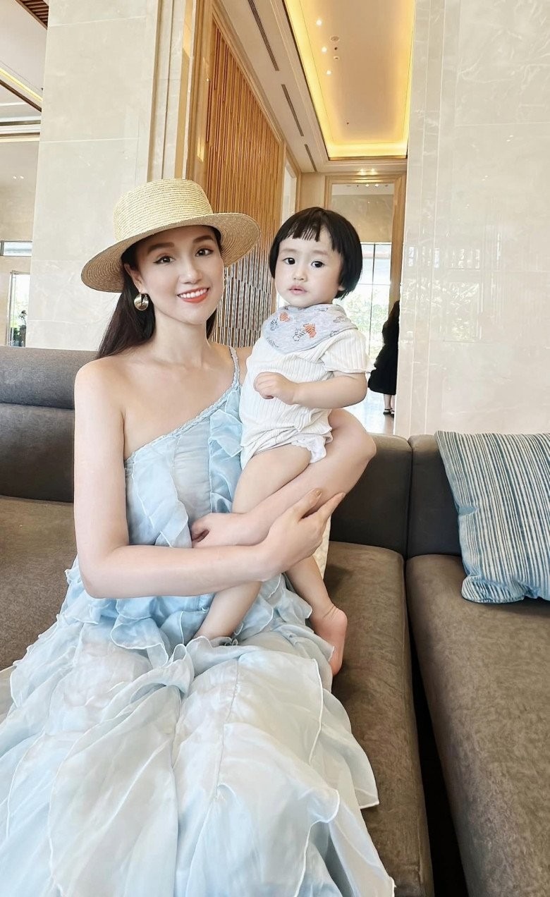 Diện mạo nhóc tì được nhận xét giống hệt nữ diễn viên.