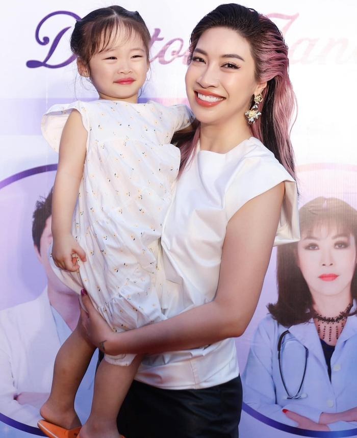 Pha Lê và con gái. (Ảnh: FBNV)