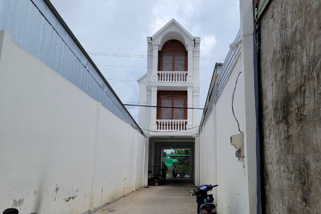 Hé lộ sự thật về ngôi nhà có tầng 1 được bỏ trống làm đường đi chung ở Cần Thơ - 1
