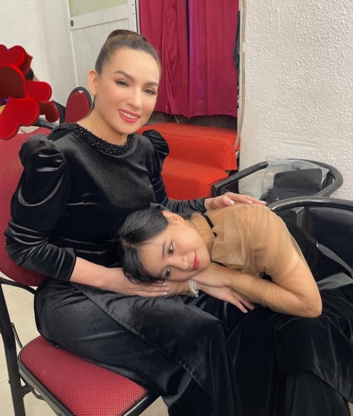 Quỳnh Trang bên mẹ nuôi Phi Nhung.