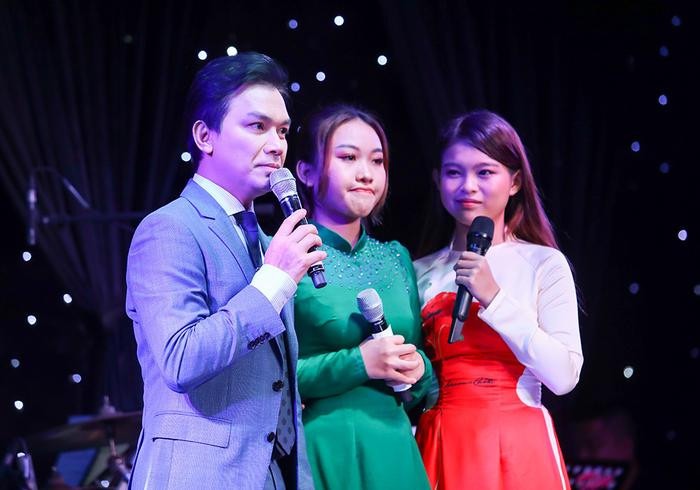 Mạnh Quỳnh nhận Tuyết Nhung và Thiêng Ngân làm hai con nuôi, đỡ đầu trên con đường nghệ thuật.