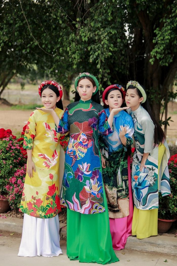 Cố ca sĩ Phi Nhung nhận làm mẹ nuôi, đỡ đầu cho nhiều tài năng trẻ.