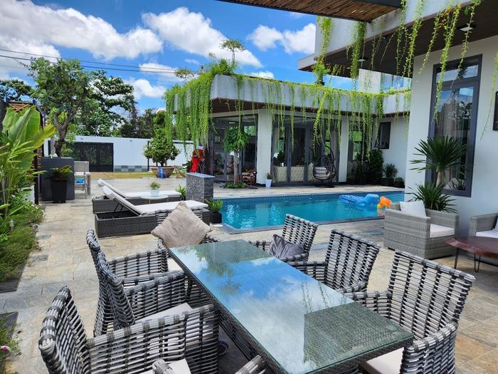 Khuôn viên biệt thự có nhiều mảng xanh, hồ bơi, khu vực ngoài trời...