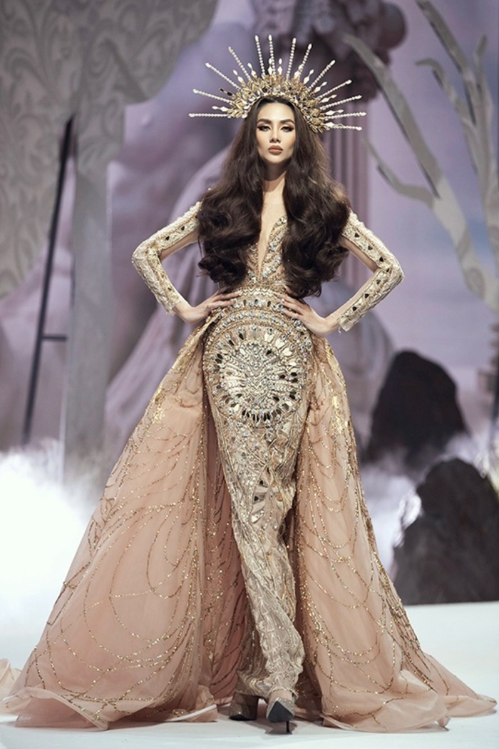 Võ Hoàng Yến tiếp tục 