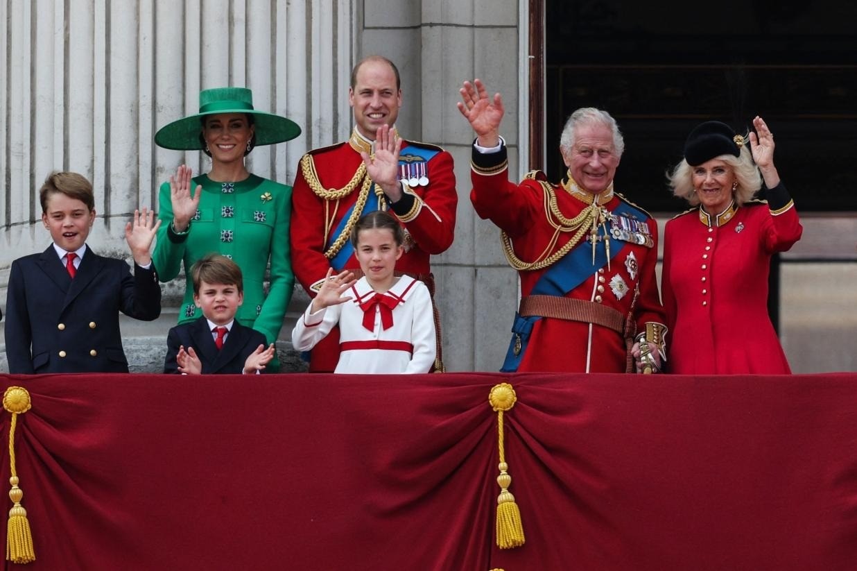 Vua Charles, Hoàng hậu Camilla cùng gia đình xứ Wales xuất hiện trên ban công Cung điện Buckingham và chào người dân. Hoàng tử Harry không được mời đến lễ kỷ niệm sinh nhật của nhà vua. Ảnh: Getty Images.