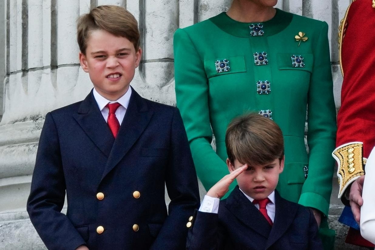 Hoàng tử bé trông nghiêm túc khi đưa tay lên chào đám đông theo kiểu quân đội. Ảnh: AP.