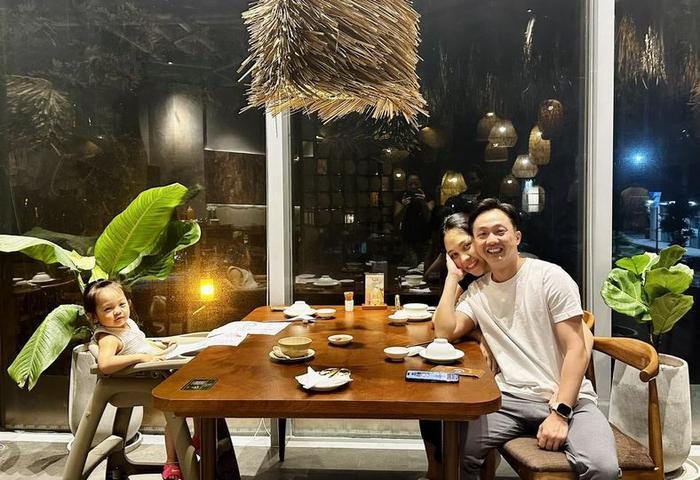 Khoảnh khắc ấm áp giữa vợ chồng Cường Đô La và con gái