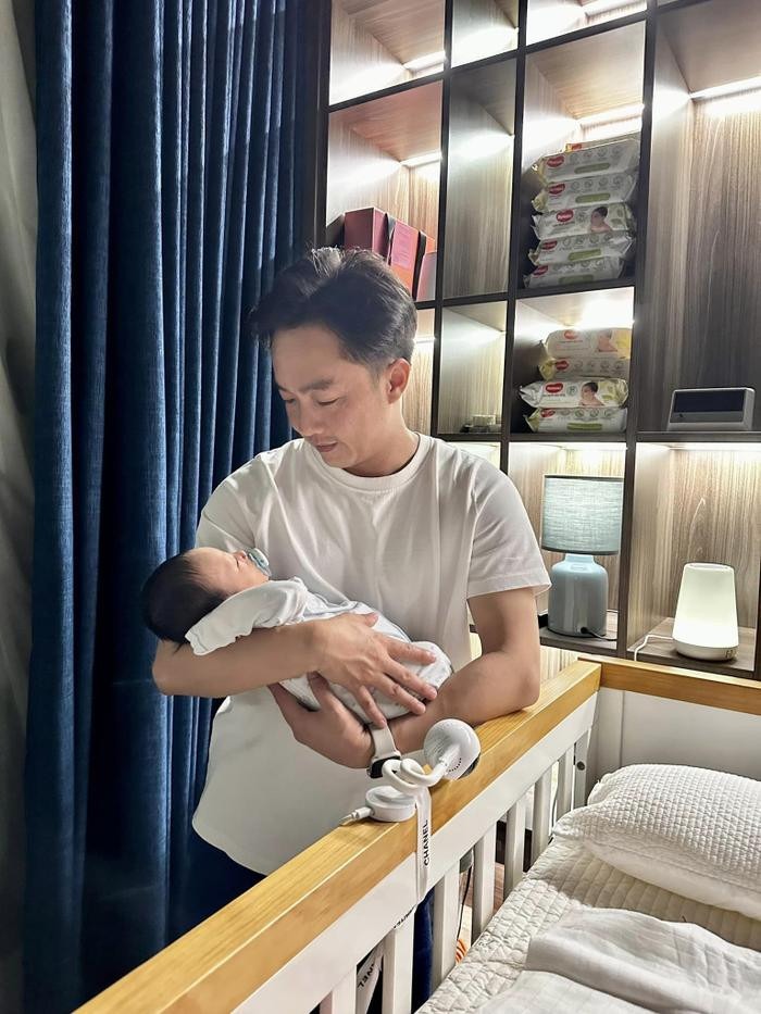 Cường Đô La không ngần ngại đích thân thực hiện những công việc khác nhau để đỡ đần vợ trông con