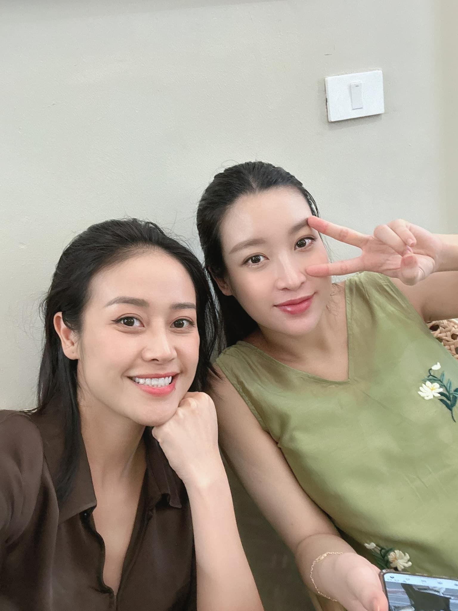 Hình ảnh mới nhất của Đỗ Mỹ Linh bên cạnh MC Phí Linh, nàng hậu lựa chọn diện trang phục rộng và khéo léo che chắn vòng hai trước ống kính