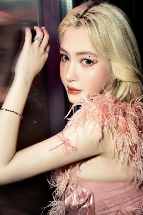 Không những vậy, Elly Trần còn gay gắt chỉ trích chồng cũ thích đóng vai người cha tốt nhưng chăm lo cho con không chu đáo.