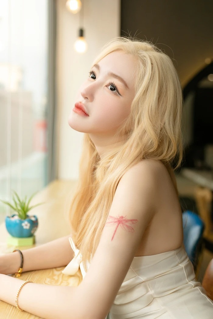 Elly Trần đăng đàn chỉ trích chồng cũ bỏ bê, không chăm lo cho con trong suốt 1 năm.