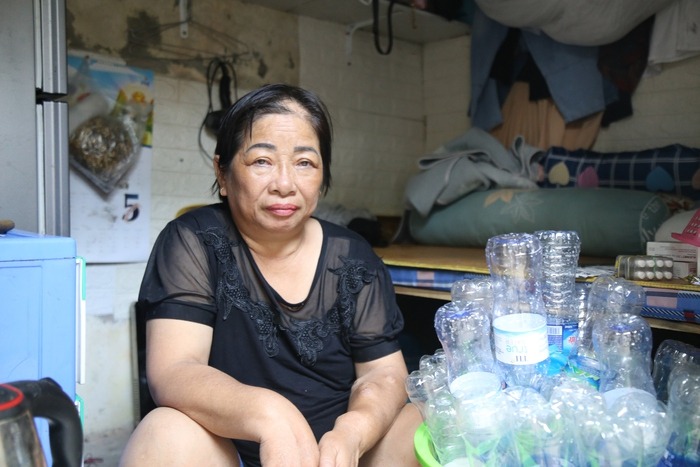 Những ngày không phải đi lọc máu, chị Nguyễn Thị Bình vẫn đi bán trà đá