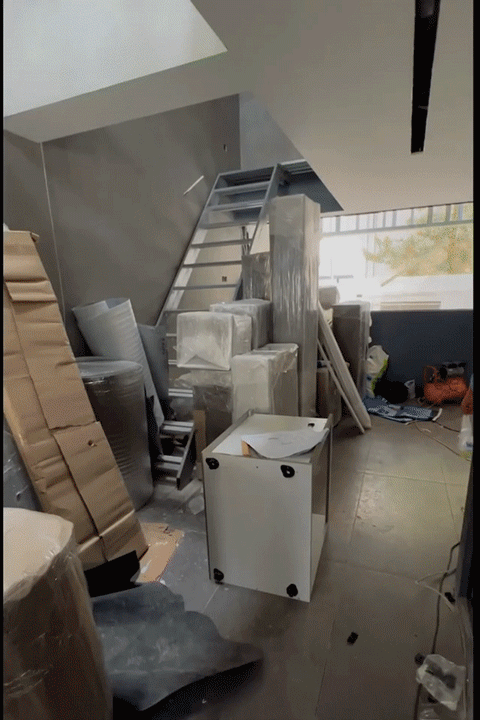 Phòng khách khi ngổn ngang đồ đạc và lúc đã hoàn thiện