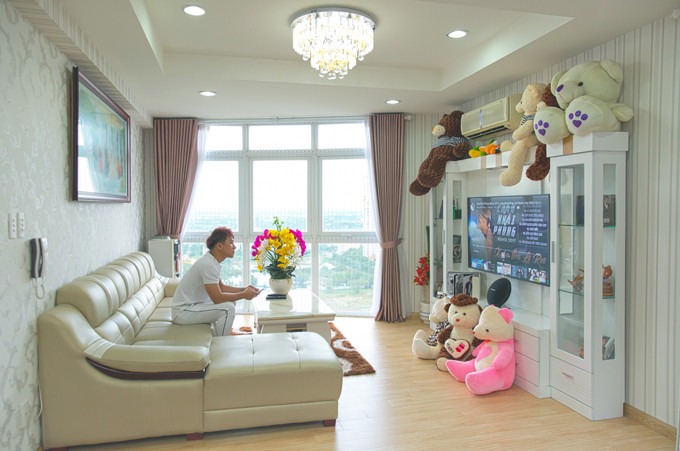 Một trong hai căn hộ của Châu Khải Phong sở hữu sau nhiều năm làm nghề. Nhờ quá trình làm việc chăm chỉ, anh đã có trong tay khối tài sản đáng mơ ước.