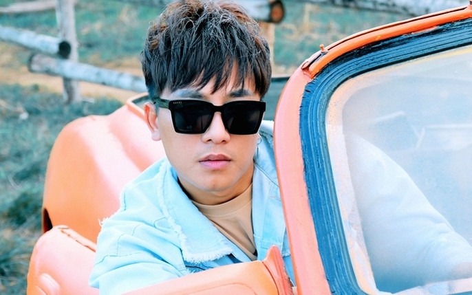 Nam ca sĩ cũng sở hữu nhiều xế hộp đắt tiền, song niềm đam mê dành cho nghệ thuật vẫn đốc thúc Châu Khải Phong cho ra mắt các sản phẩm âm nhạc để gửi tặng khán giả.