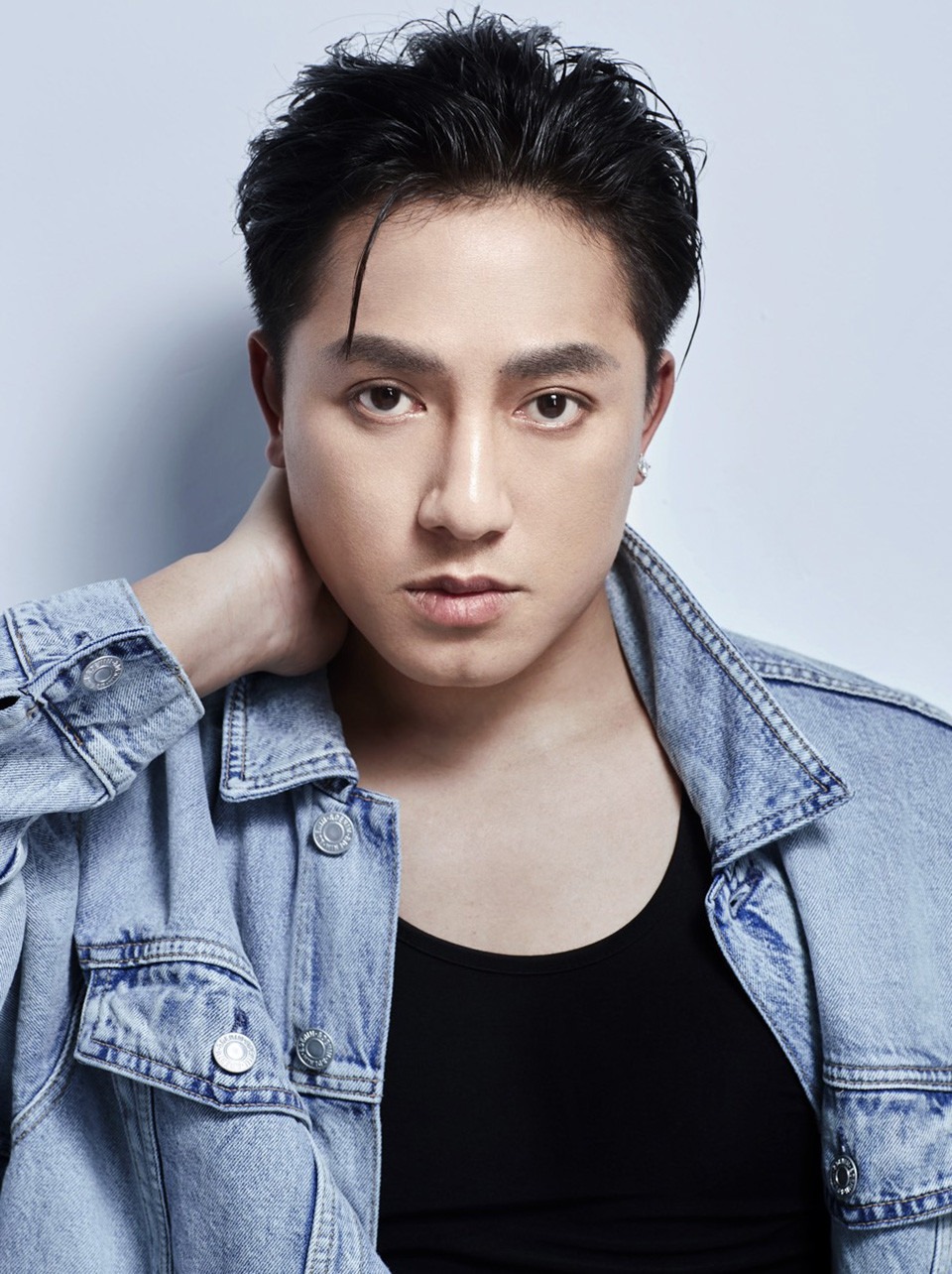 Nhạc sĩ Anh Thi gặp gỡ Châu Khải Phong tại một show nhạc ở Mỹ, từ đó cả hai chủ động kết nối, cảm thấy hòa hợp từ tư duy âm nhạc đến quan điểm sống nên đã quyết định làm việc chung.