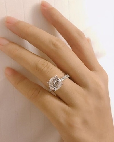 Phạm Hương đã được cầu hôn bằng chiếc nhẫn kim cương cỡ lớn. (Ảnh tổng hợp)