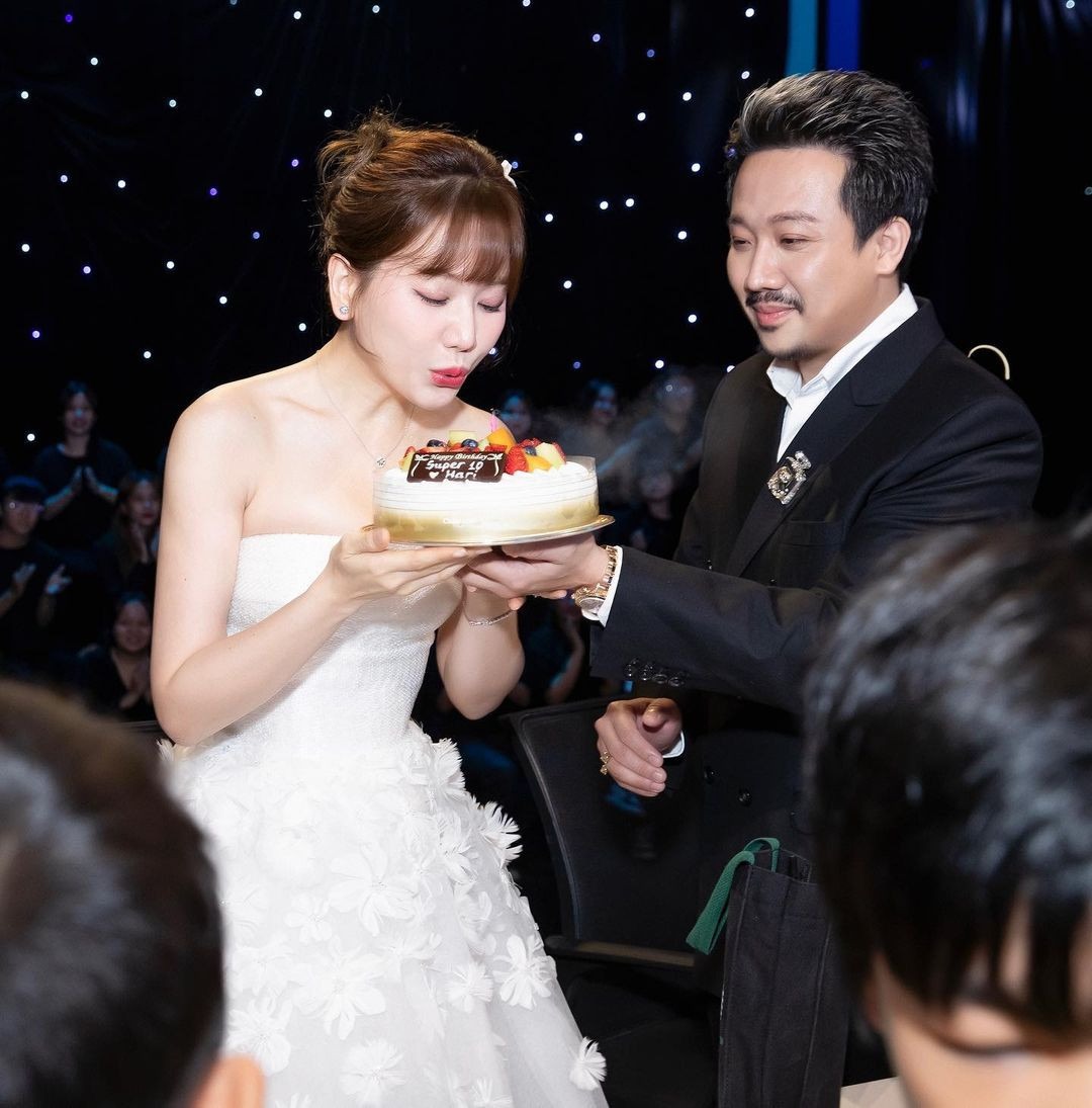 Ngày 22/6 vừa qua, Trấn Thành cũng tổ chức sinh nhật bất ngờ cho Hari Won