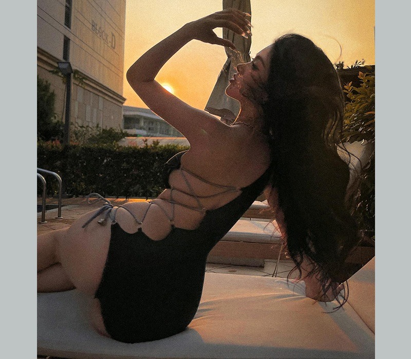 Thực tế, nếu không nói, có lẽ ít ai biết rằng, cô nàng không thẩm mỹ vì nét đẹp quá chuẩn. Từ gương mặt cho tới vóc dáng, vòng eo bé tí lẫn 