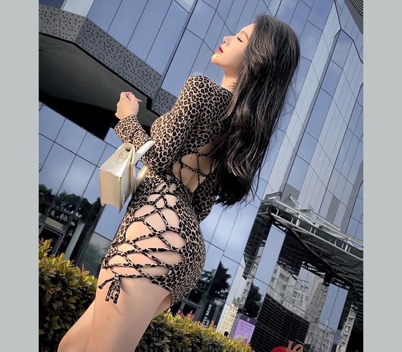 Gương mặt của Nhi Trinh thường được tút tát với lớp make up cầu kì nổi bật trong từng góc chụp. Cô cho rằng sống mũi mình trông như nâng là do trang điểm đánh highlight.