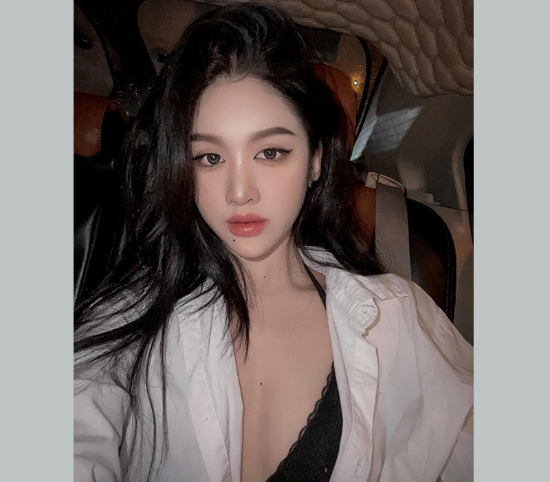 Hiện nay, không chỉ Ngọc Trinh, còn có một người đẹp tên Trinh khác khiến cộng đồng mạng Việt đứng ngồi không yên bởi hình tượng cực sexy, gợi cảm. Ấy là Nhi Trinh, một hot girl đến từ TP.HCM.