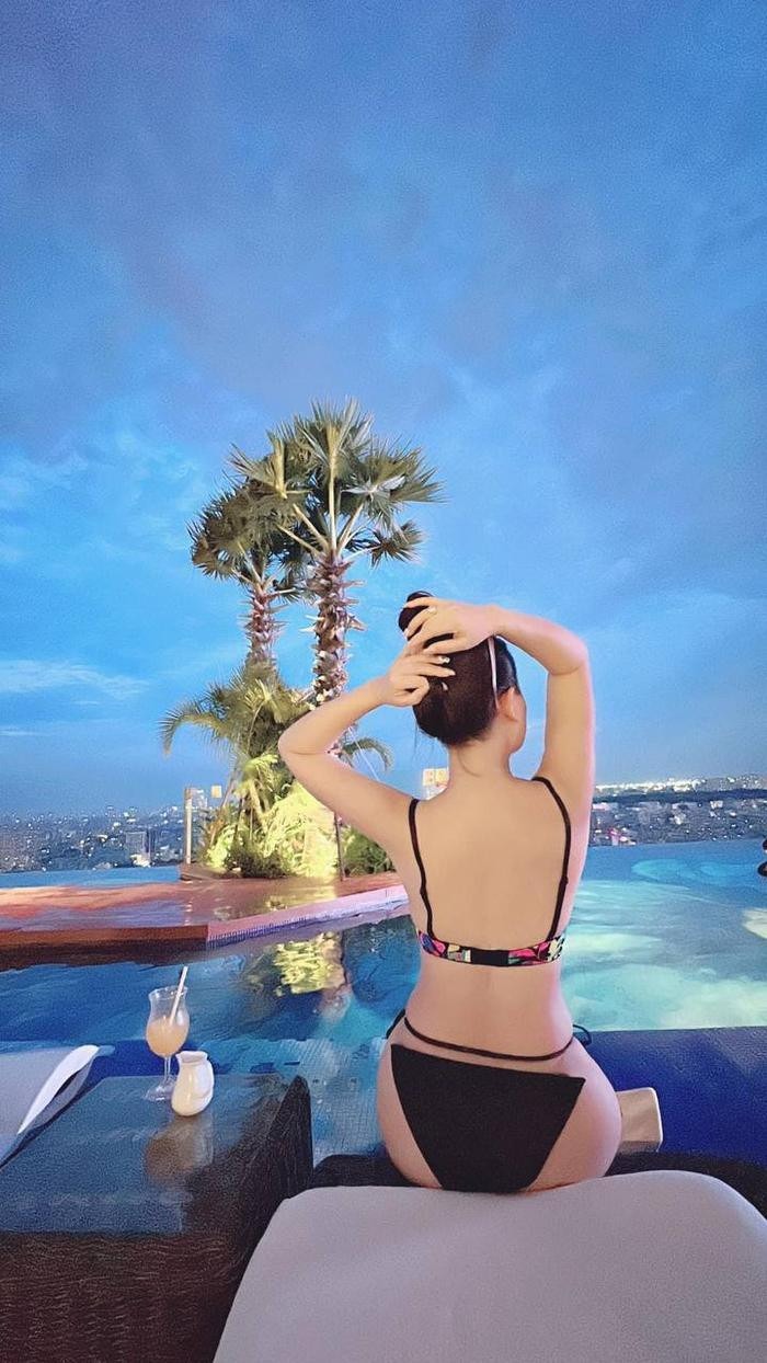 Diễn viên Hoàng Yến diện bikini khoe đường cong nóng bỏng ở độ tuổi U50