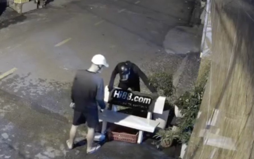 Ghế đá của nhà người dân bị xịt sơn quảng cáo web cá độ