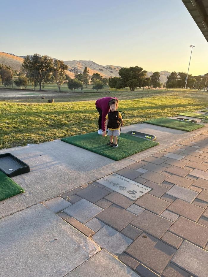 Phạm Hương cho các con ra ngoài trải nghiệm nhiều trò chơi bổ ích.