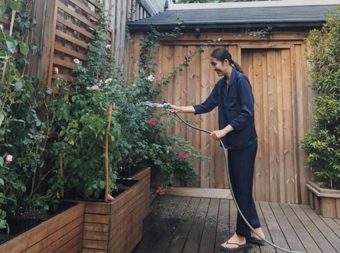 Nữ diễn viên cũng thường xuyên dạy con cái cách chăm sóc vườn tược. (Ảnh tổng hợp)