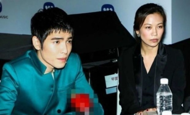 Tiêu Kính Đằng và Lâm Hữu Huệ hơn 10 năm trước. Ảnh: Weibo.