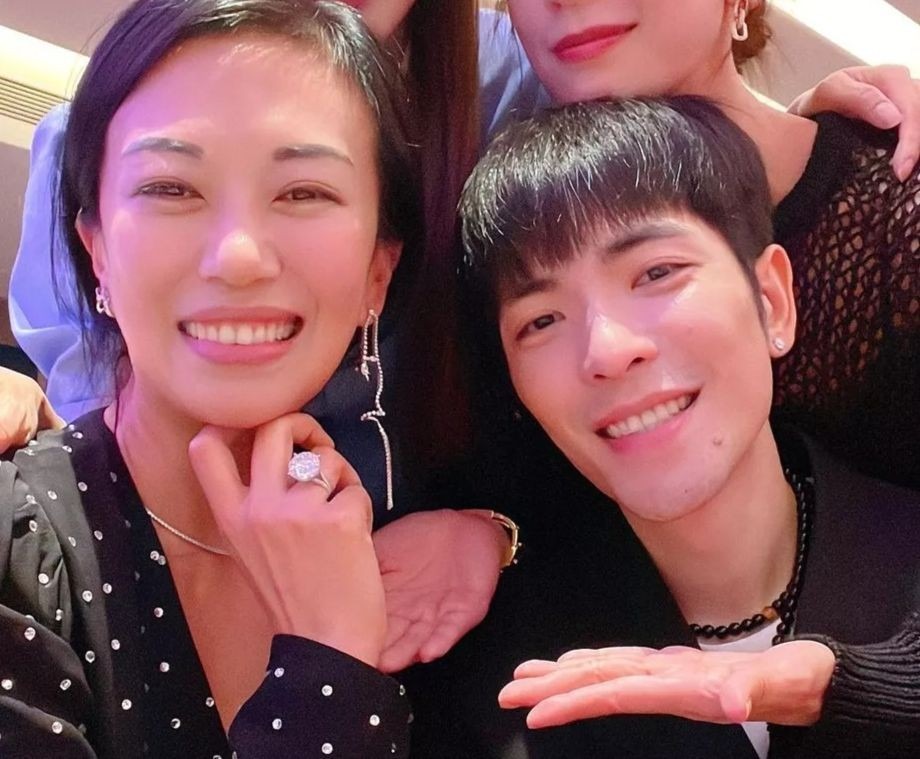 Lâm Hữu Huệ khoe nhẫn kim cương 