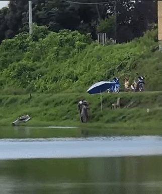 Vợ tức giận vứt cần câu của vợ xuống hồ