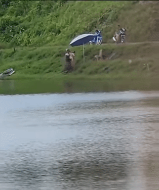 Nghe tiếng con khóc, chồng vội ôm con lên bờ