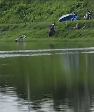 Đôi vợ chồng giằng co nhau sau khi người vợ mang con đến điểm câu cá tìm chồng