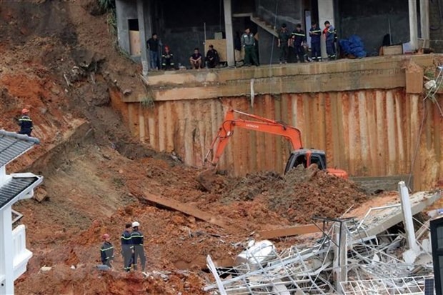 Lực lượng cứu hộ tìm kiếm những người mất tích trong vụ sạt lở ở hẻm 36 Hoàng Hoa Thám, Phường 10, thành phố Đà Lạt. (Ảnh: Chu Quốc Hùng/TTXVN)