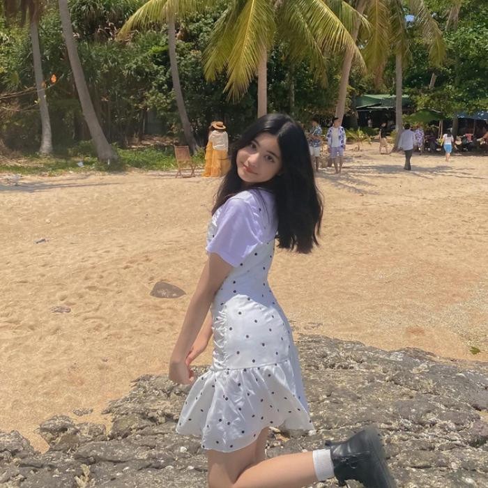 Hạt Dẻ có khuôn mặt tròn, đôi mắt đen luôn rạng rỡ và đặc biệt sở hữu má lúm đồng tiền khiến ai nhìn vào cũng ấn tượng.