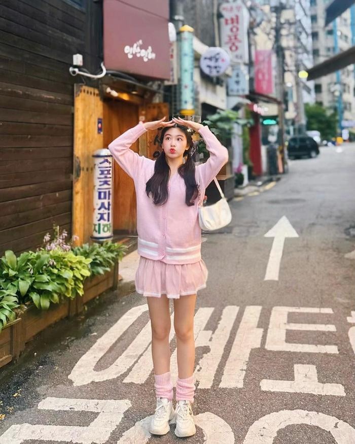 Lọ Lem khoe visual trong trẻ, ngọt ngào cùng đôi chân dài tại Hàn Quốc