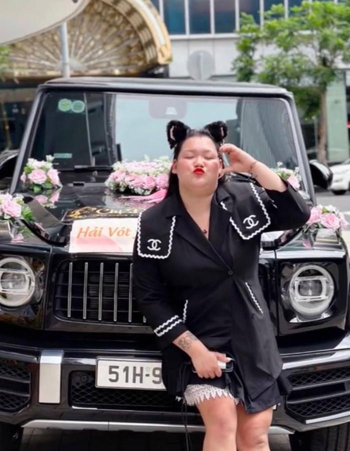 Mai Kim Liên tạo dáng bên xế hộp