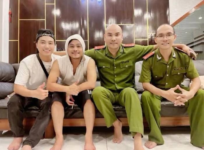 La Thành cho biết hai người đàn ông mặc quân phục công an chỉ là bạn diễn của mình, và khoảnh khắc nam diễn viên bị bắt cũng chỉ là phân cảnh trong một bộ phim