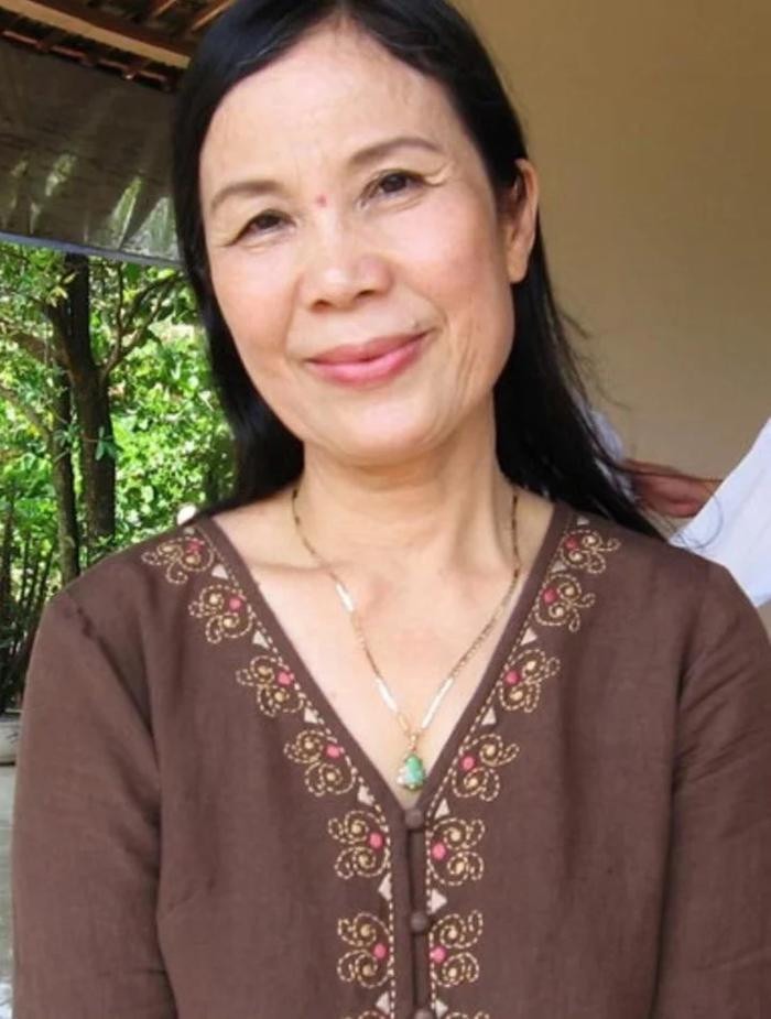 Nhà thơ Lâm Thị Mỹ Dạ qua đời vào ngày 6/7 tại nhà riêng ở TP. HCM sau 5 năm bệnh Alzheimer trở nặng, hưởng thọ 75 tuổi.