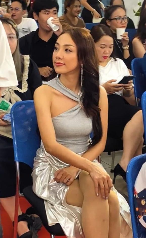 Đây được xem là một điều bất thường bởi từ trước đến nay, Miko Lan Trinh và người yêu luôn đi cùng nhau như hình với bóng trong hầu như tất cả các sự kiện của giới giải trí. Chính vì thế, việc Miko lẻ bóng lần này đã khiến nhiều người không khỏi thắc mắc.