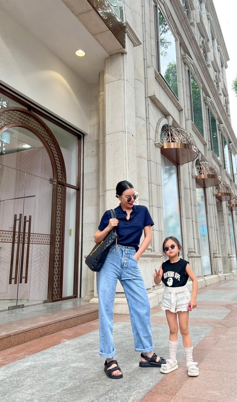 Sophia được khen thừa hưởng đôi chân dài giống mẹ.