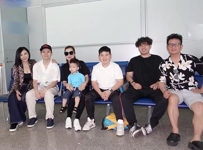 Giây phút chia tay khiến các thành viên trong gia đình bịn rịn.