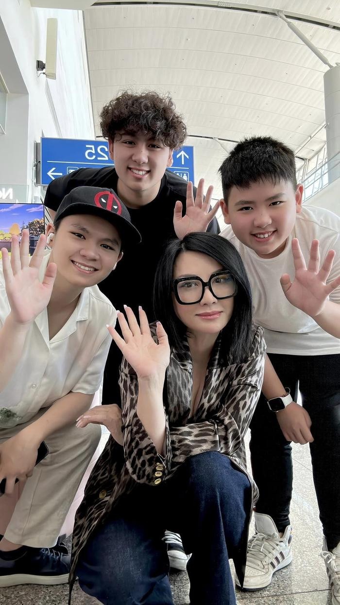 Trizzie Phương Trinh cùng các nhóc tỳ về nước.